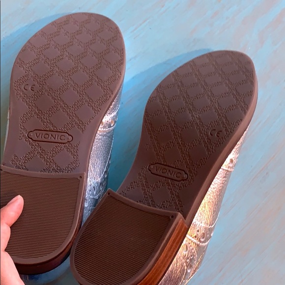 Vionic, size 6 silver oxfords. Perfect condition! - Picture 4 of 7